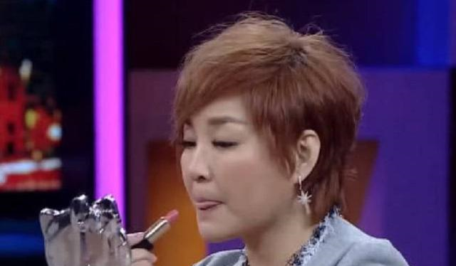 主持人拿唐嫣口红直接上嘴,唐嫣随口说3个字,