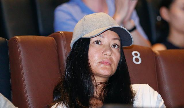 47岁瞿颖素颜近照曝光!满脸油光毛孔粗大,胖了的她还有双下巴