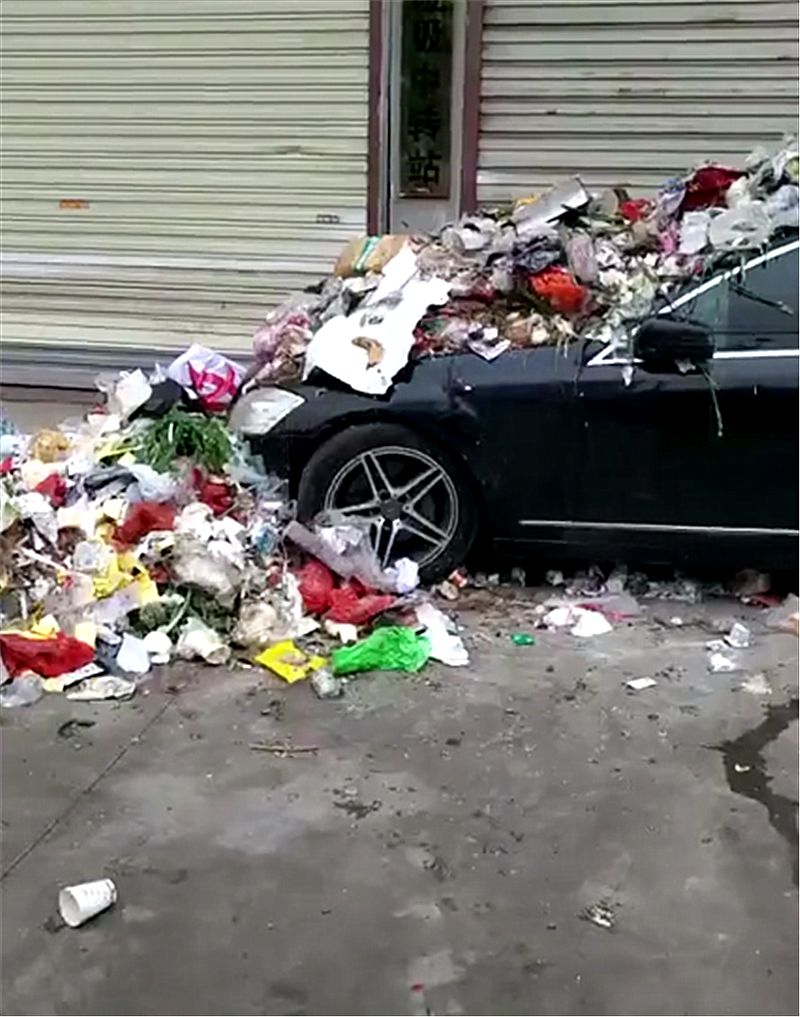百万奔驰乱停,第二天车主取车时,车身满是垃圾,门上还有2条鱼