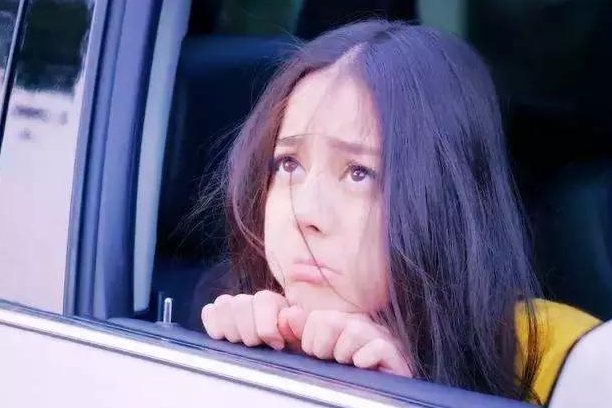 勇敢!迪丽热巴终于不怕水了还学会了游泳,海边开心劈叉