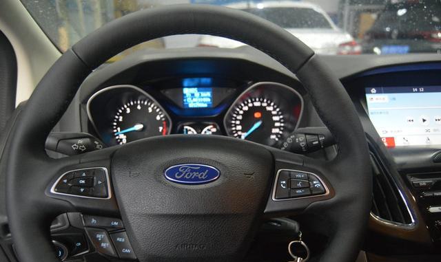 15款福克斯，电脑编程加装氙气透镜、多功能原厂方向盘巡航蓝牙