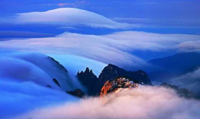 黄山是安徽旅游的标志,是中国十大风景名胜唯一的山岳风光.