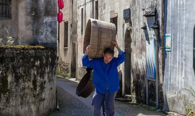 安徽绩溪的一个小县城有座千年古村, 这里的人