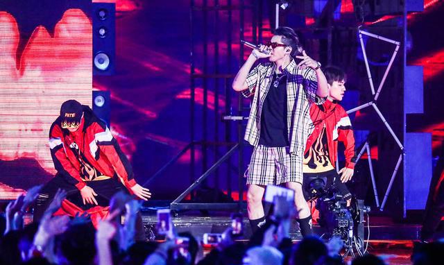 双11晚会吴亦凡话筒没声音,是假唱?吴亦凡话筒