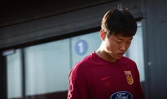 中国足球:为了天才少年两豪门俱乐部对付公堂