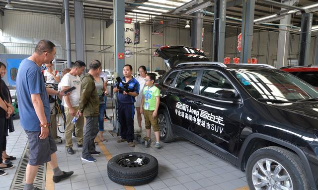 开车注意这几点，高速爆胎后更换备胎不会被判定为违章！