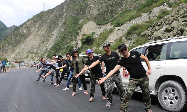 成都包一辆普拉多4000跑一趟拉萨要多少钱一天？