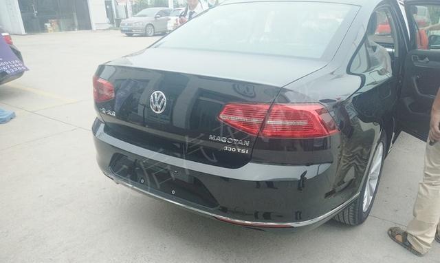 90后小伙花20万元买大众迈腾, 路人看见这交车场面不经意笑了