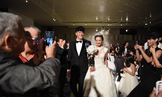 何润东林静仪台北婚宴现场曝光 新郎新娘激吻