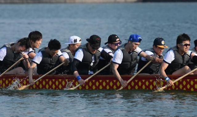 陈赫发文晒图剧透:今晚跑男划龙舟名次,baby并