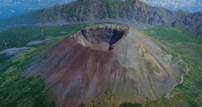 死亡,烧毁村屋35000座,这样的时间持续了三个月,大量的火山灰充斥天空