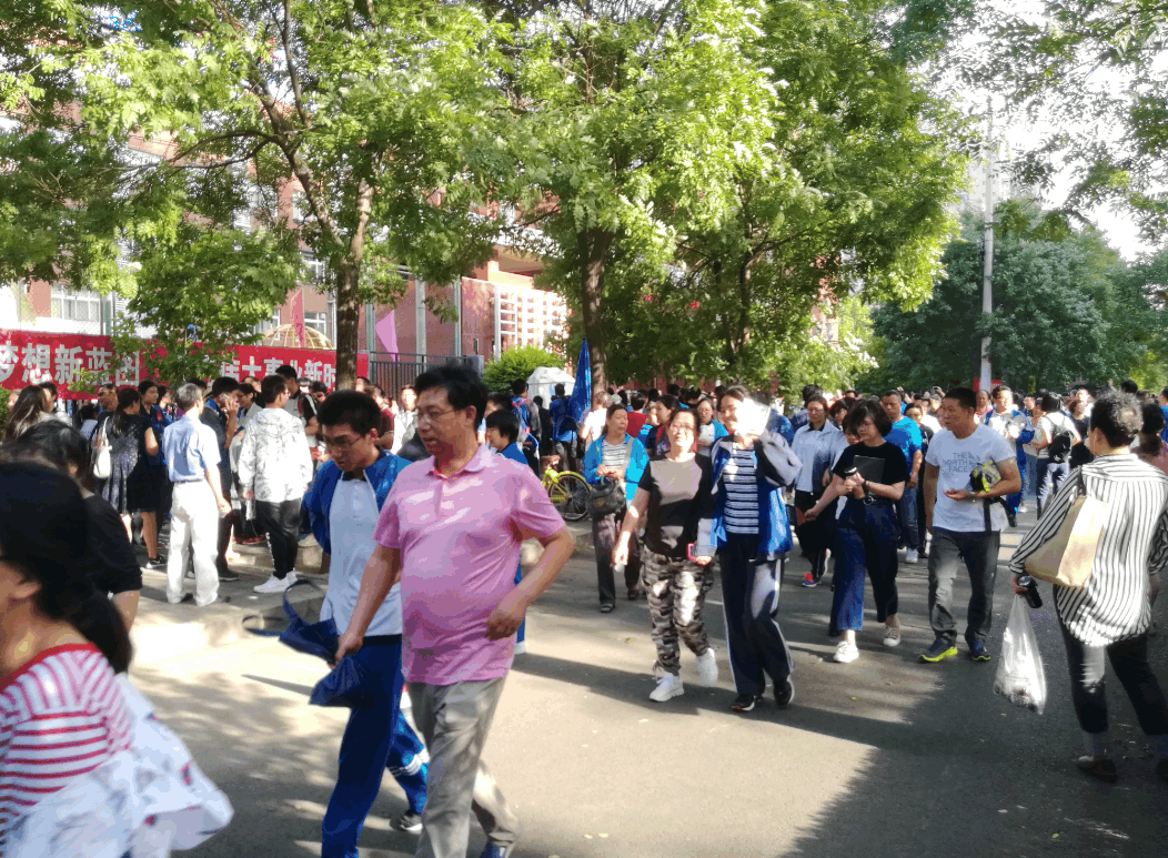 2018高考上午语文作文难中叫好 下午数学说好