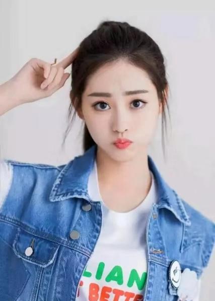 自李溪芮解约后,杨幂现力捧新人撞脸赵丽颖,且