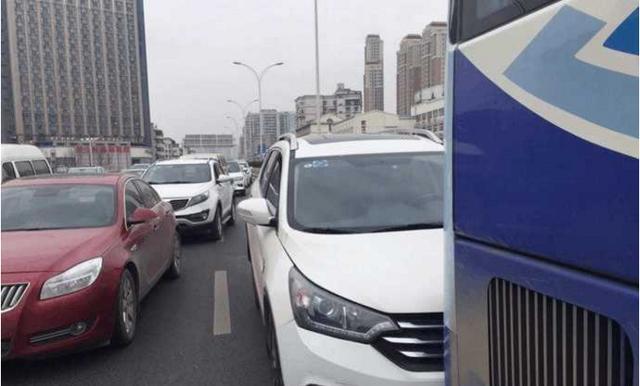 东风被前后夹击, 前面公交车被硬生生顶出去, 后面保时捷卡宴更惨