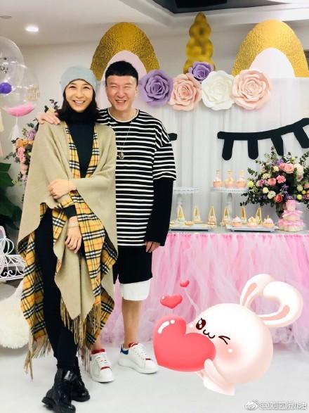 孙红雷老婆晒遛娃照，清新靓丽大长腿抢镜，当年挑选戒指时超感动