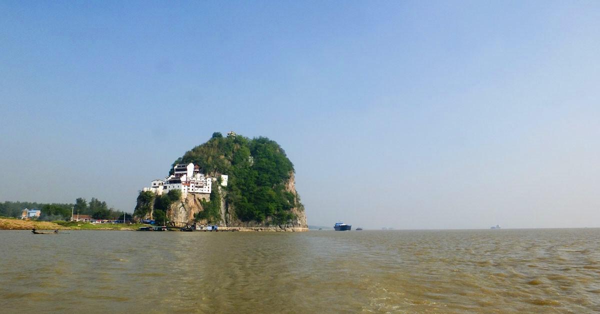 长江里的小孤山, 海拔仅仅78米, 每年接待40000名游客
