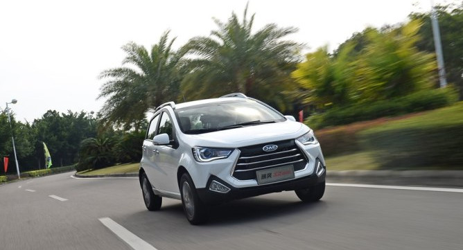 最便宜的SUV!售价3.98W,外挂备胎轴距2.3米,全系1.3L自吸