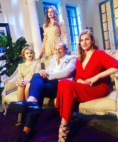 54岁富豪征婚 2000名美女来应征