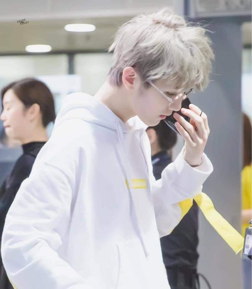 ONER成员人气火爆机场水泄不通, 今日录制《