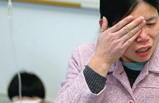 男童幼儿园哭闹不止,老师找到病因后,急送医院