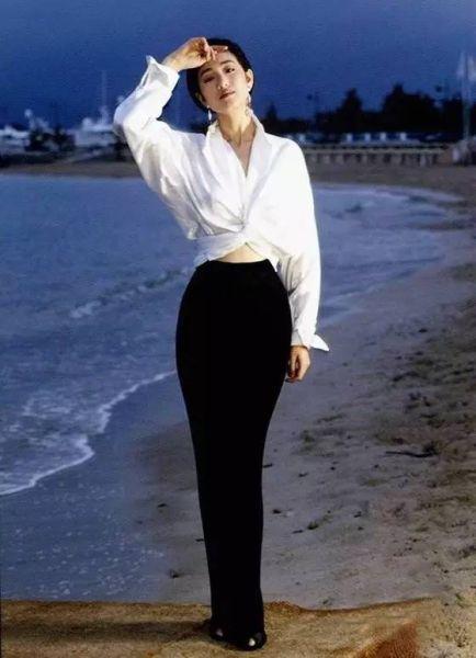 巩俐戛纳的经典白衬衫黑长裙造型现在依然是经典中的经典