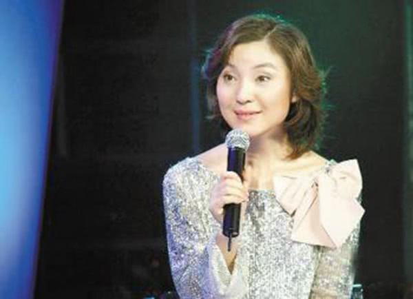 《常回家看看》原唱，现瘫痪在床，身边只有儿子相伴