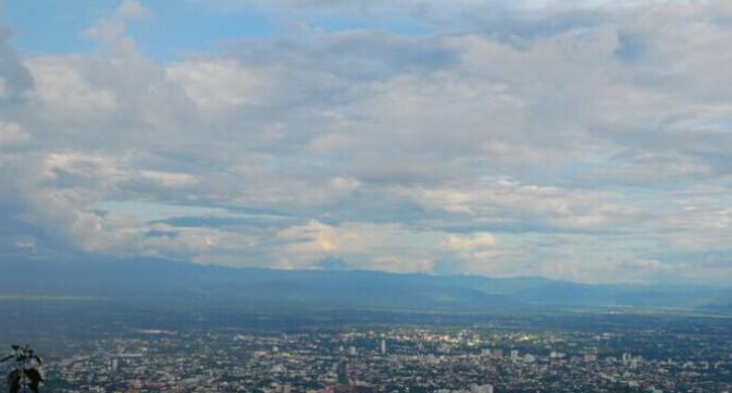 欧美游客泰国清迈定居另有原因, 当地女孩提供