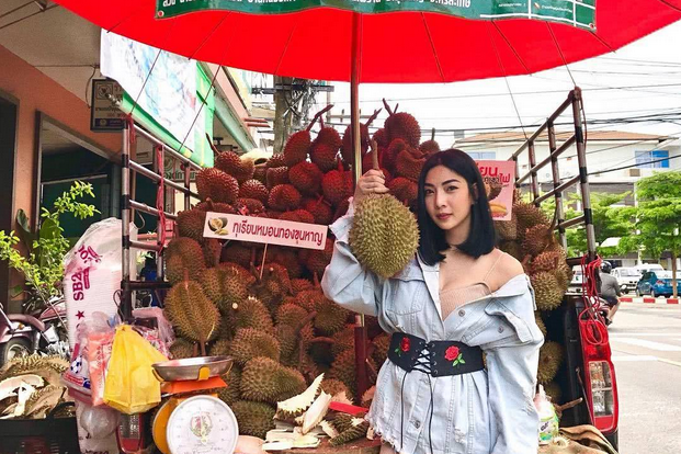 性感火辣蜂腰翘臀的健身女郎 路边卖起了煎饼榴莲