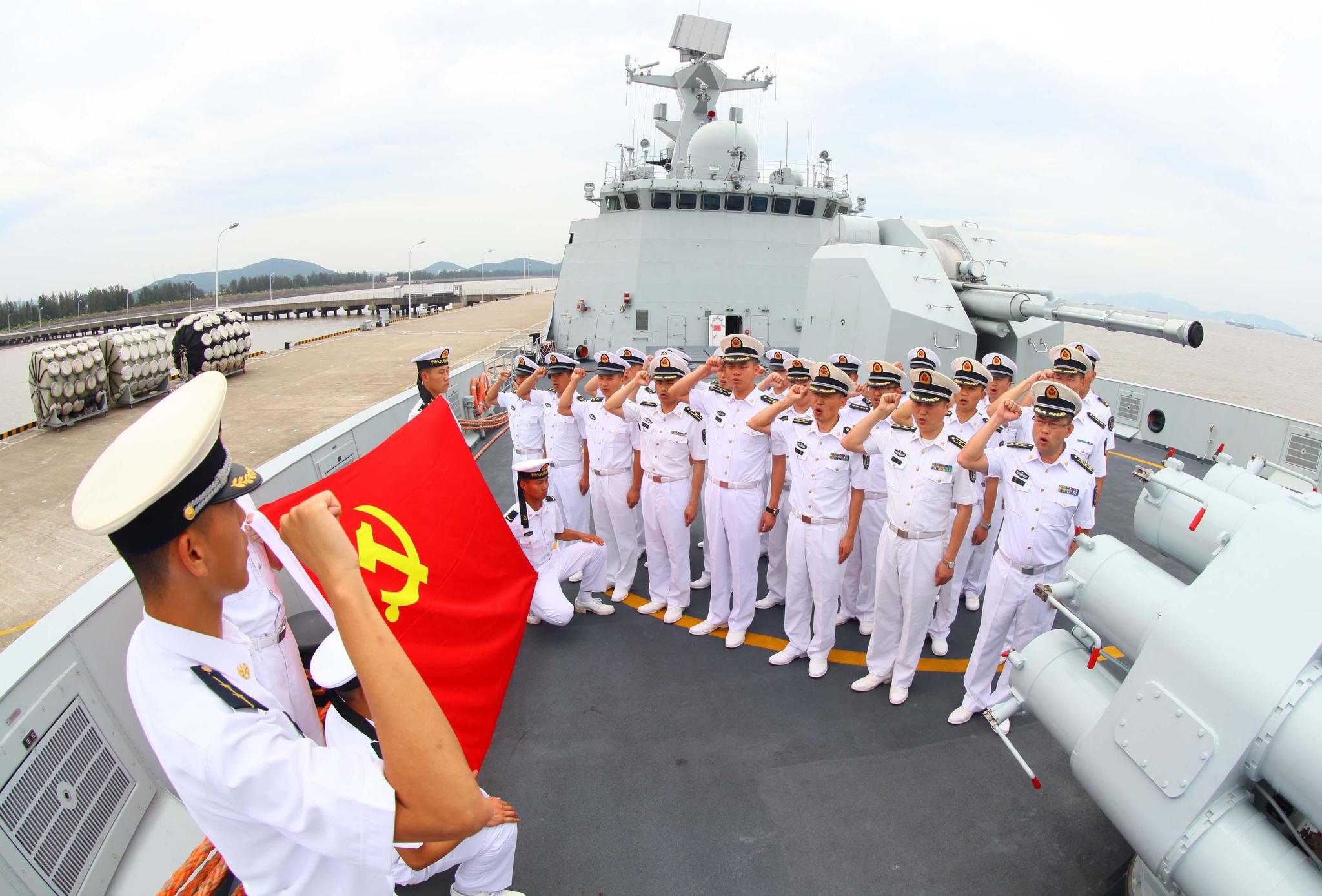 解放军东部战区海军继续在台岛周边常态战备巡逻_凤凰网视频_凤凰网