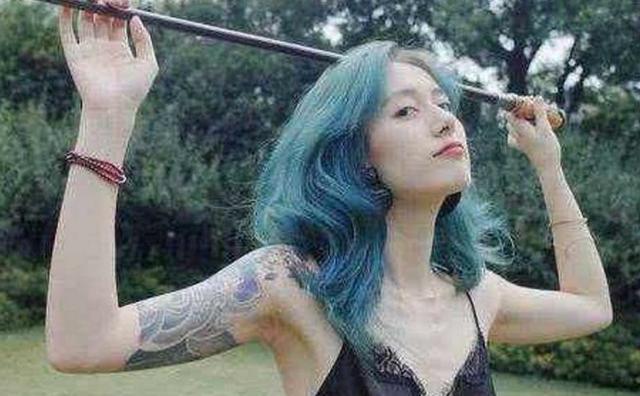 才子配佳人,李诞和女友的合照,网友:美女与野兽!