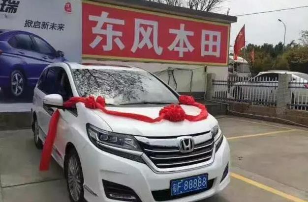 男子217万拍下粤F88888车牌, 看到他的座驾, 