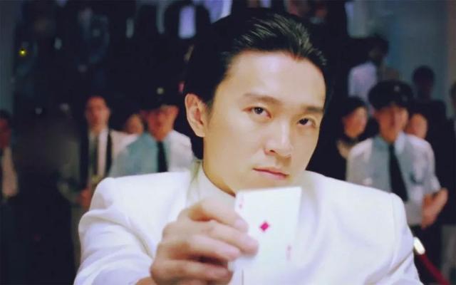 1990年,周星驰的《赌圣》应时出出,周星驰用独特的无厘头喜剧风格打