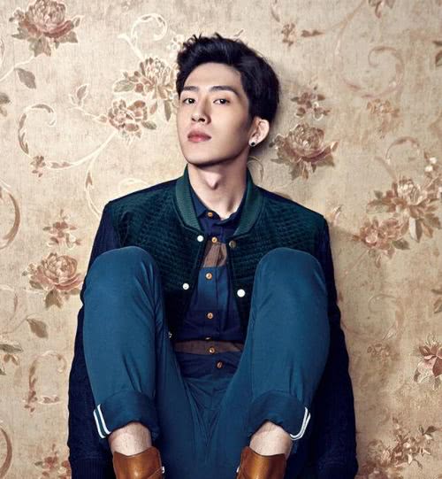 井柏然灰色背心配宽松牛仔裤,黑色口罩太显眼