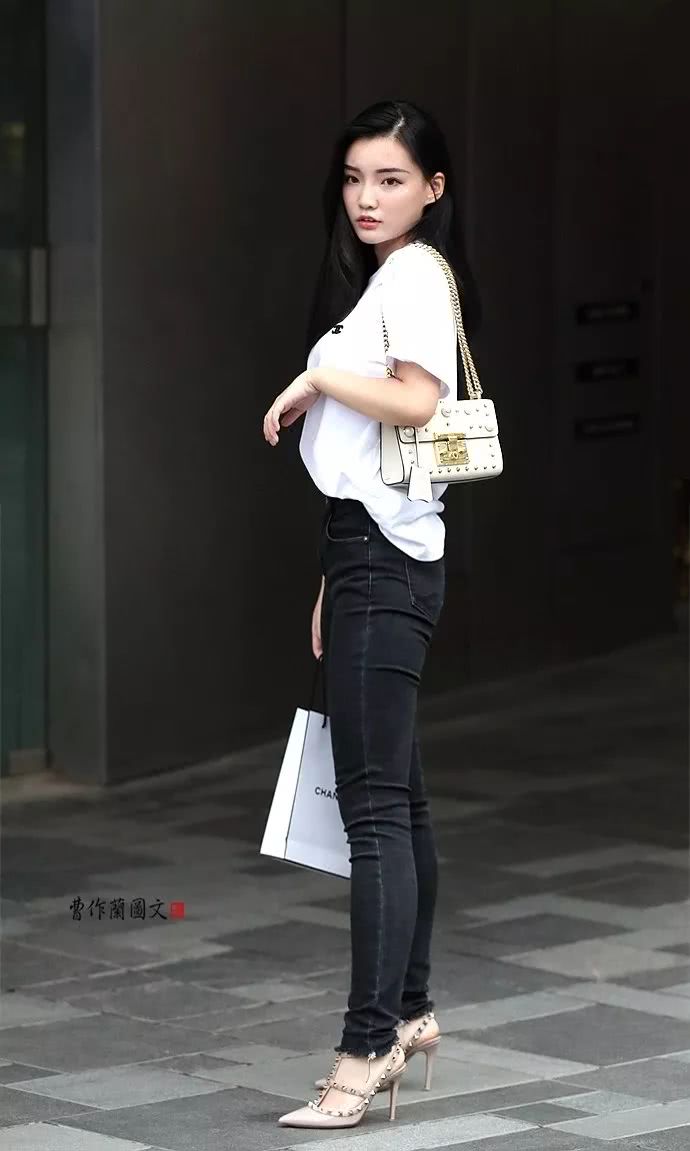 街拍:勾画好身材的牛仔裤美女