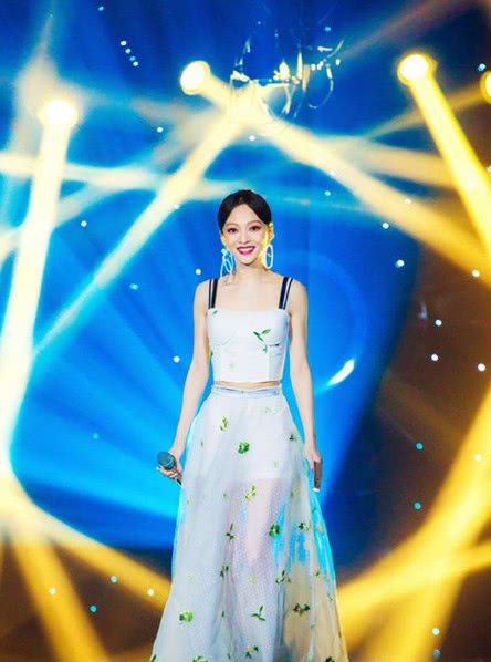 张韶涵脚踏黄金鞋亮相 五分钟唱尽十七年 却被吐槽：脚丑爆了