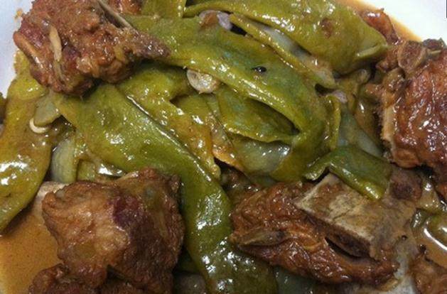 排骨炖豆角,东北最常吃的炖菜,尤其是油豆角炖排骨那更是香的不行.