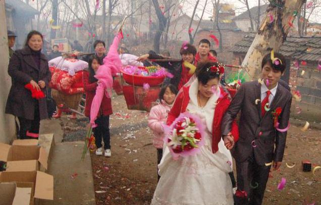 农村办婚礼,女方因婆家困难选择放弃彩礼,婚后却痛哭悔不当初!