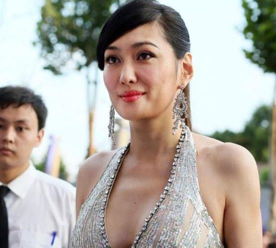 《西游记》中她有着傲人身材，曾被前男友骗光积蓄，如今生活幸福