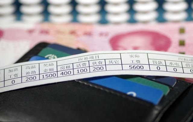 小学老师亮出工资单,税前5600元,直言不想干,网