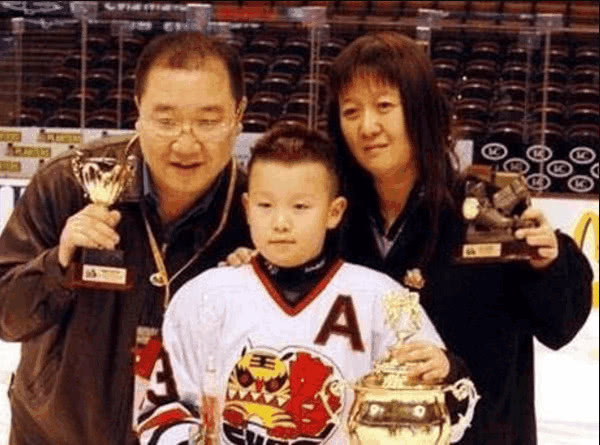 看完英巴图和英巴彦近照,难怪宋丹丹抱怨英达