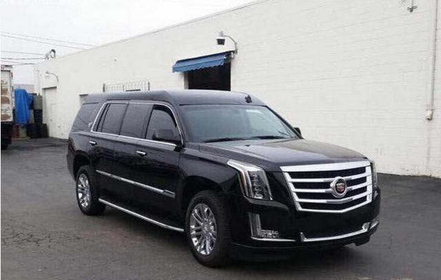 老板提了辆豪车, 员工说比外观比揽胜还呆板, 可坐进车内都开颜了