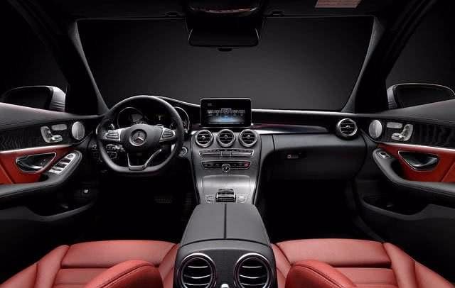 奔驰C200L全新宝马三系选哪个,全新三系值得