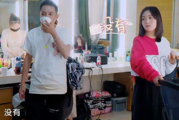 颖儿在家抢着做饭干活，还是谢娜聪明：不能说自己会做饭