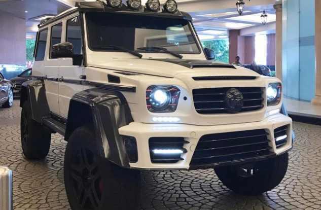 迪拜酒吧门前豪车, mercedes宝马车有外部停车场, 这几台只停门前