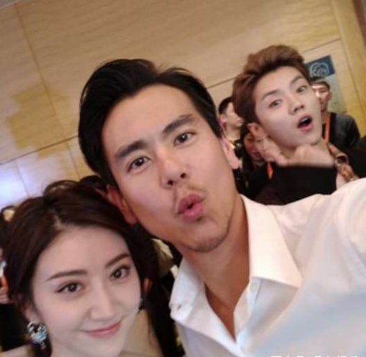 彭于晏和谁合照都很一本正经，唯独和图6，网友:表情神同步!