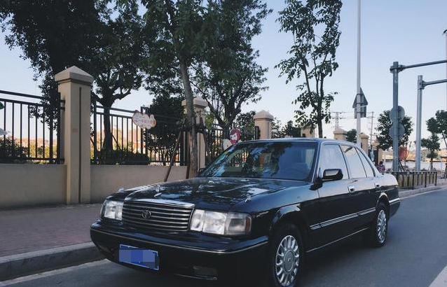 23岁的皇冠依旧上牌在路上溜达，伯伯说：你们90后就知道撩妹