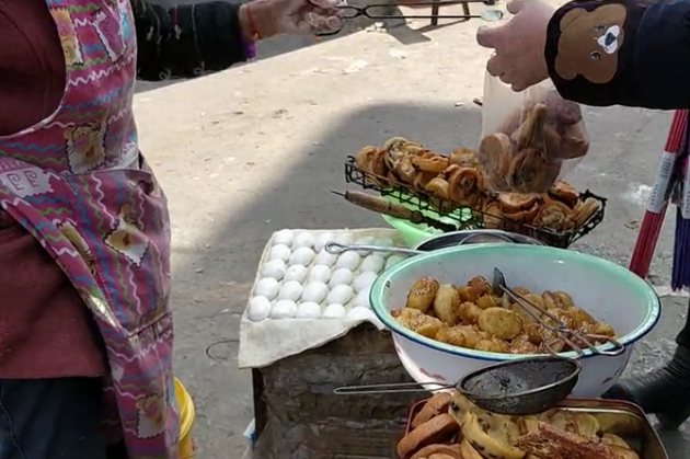 80岁弯腰老奶奶路边摆摊卖它5毛一个!每天卖