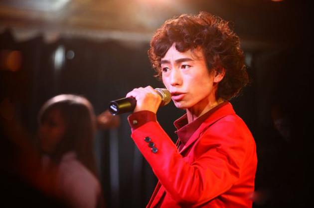 他凭一首歌爆红后拒认父母,今负债累累,开演唱