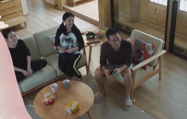 小S到大S家做客，汪小菲脸上的表情暴露了夫妻关系！