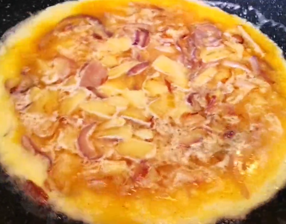 用洋葱和土豆做早餐饼,营养全面健康,比披萨还